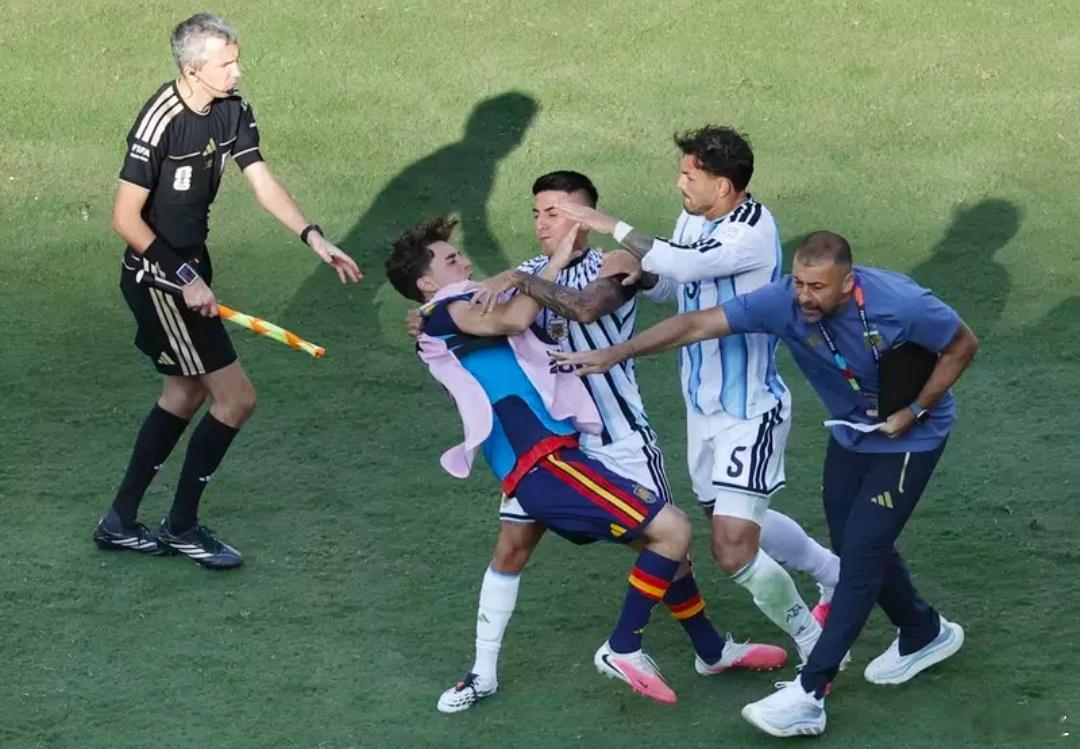 FIFA下达了美加墨世界杯决赛结束后，采取暴力手段打斗的阿根廷球员帕雷德斯的处罚