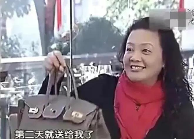 早期的大S真的是个会来事的好儿媳，和张兰第一次见面就送了一个爱马仕包包。

在采