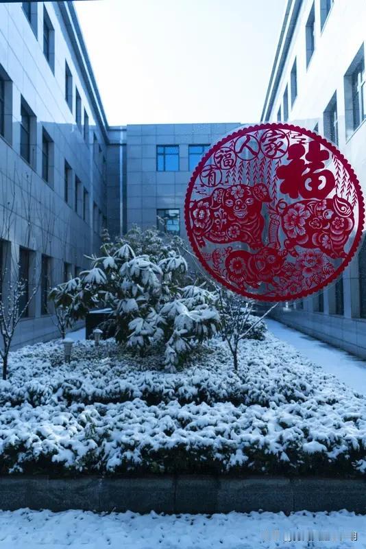 看到“瑞雪纷飞辞旧岁”这个上联，我一下子想到之前看到过它对应的下联“红梅怒放迎新