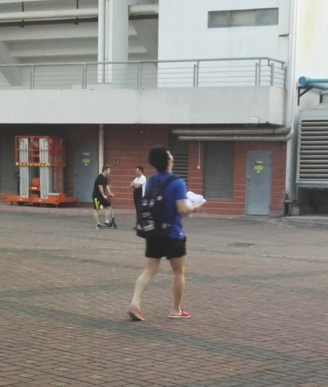 以前红色拖鞋出镜率挺高的