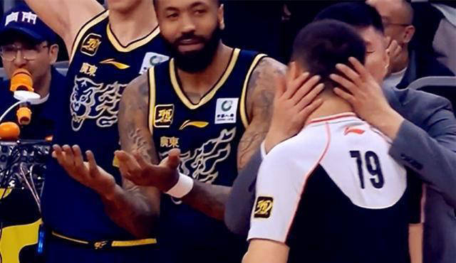 杜峰晚上突发身体不适，紧急送医。球员杜润旺曾经接受采访说到：杜指导晚上很辛苦，去