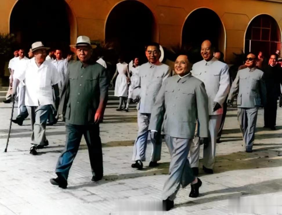 特别喜欢这张照片。中苏两党于1963年7月6日至20日，在莫斯科会谈。中共代表团