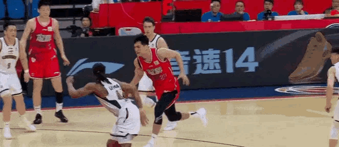 国豪这球是真的很帅，可惜没扣进，后面继续努力！龙狮男篮vs辽宁男篮