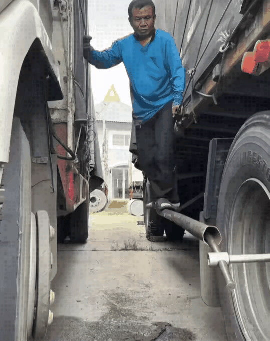 隔着屏幕我都替他感到疼痛，有过类似经历的都知道，会阴部神经多且敏感，受到伤害疼度