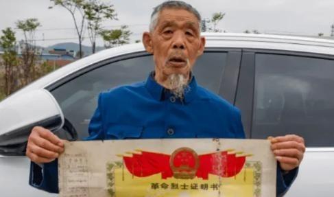 1976年,儿子入伍3年后,农民蒲运海却等到了儿子死在战场的消息。谁料,打开烈士