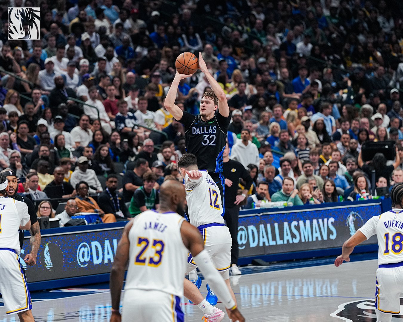 独行侠主场战胜湖人，终结了 2 个半月以来的主场 14 连败，不容易呀。小旗本场