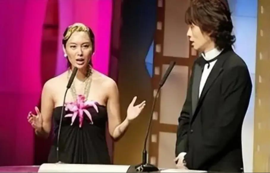 2004年，颁奖典礼上黄子华问朱茵：“你的朱是不是母猪的猪呀？”朱茵没有回复。黄