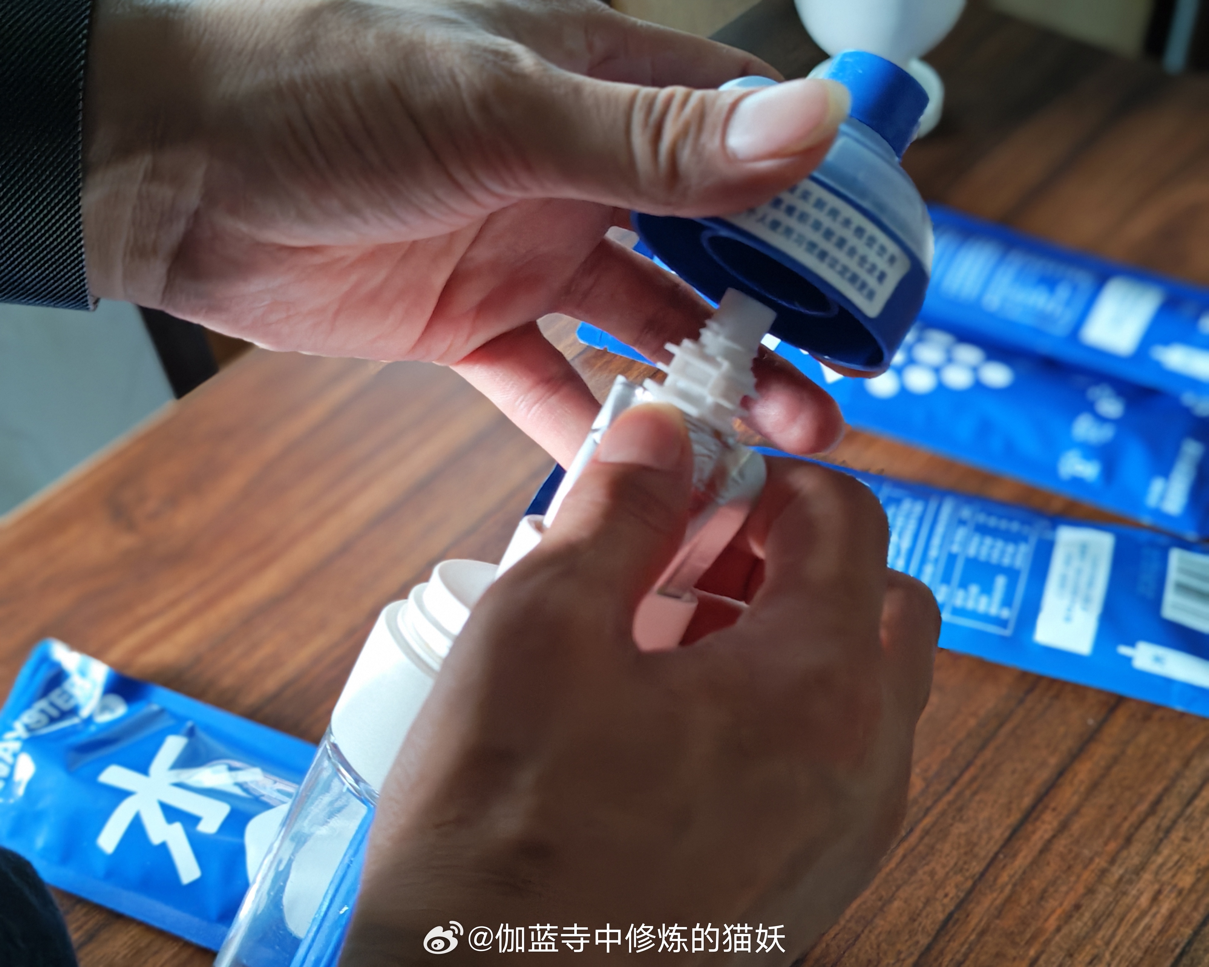 之前为了逼孩子多喝白水，买过N多网红水杯，最后全在角落积灰，直到挖到这个大饮小伴