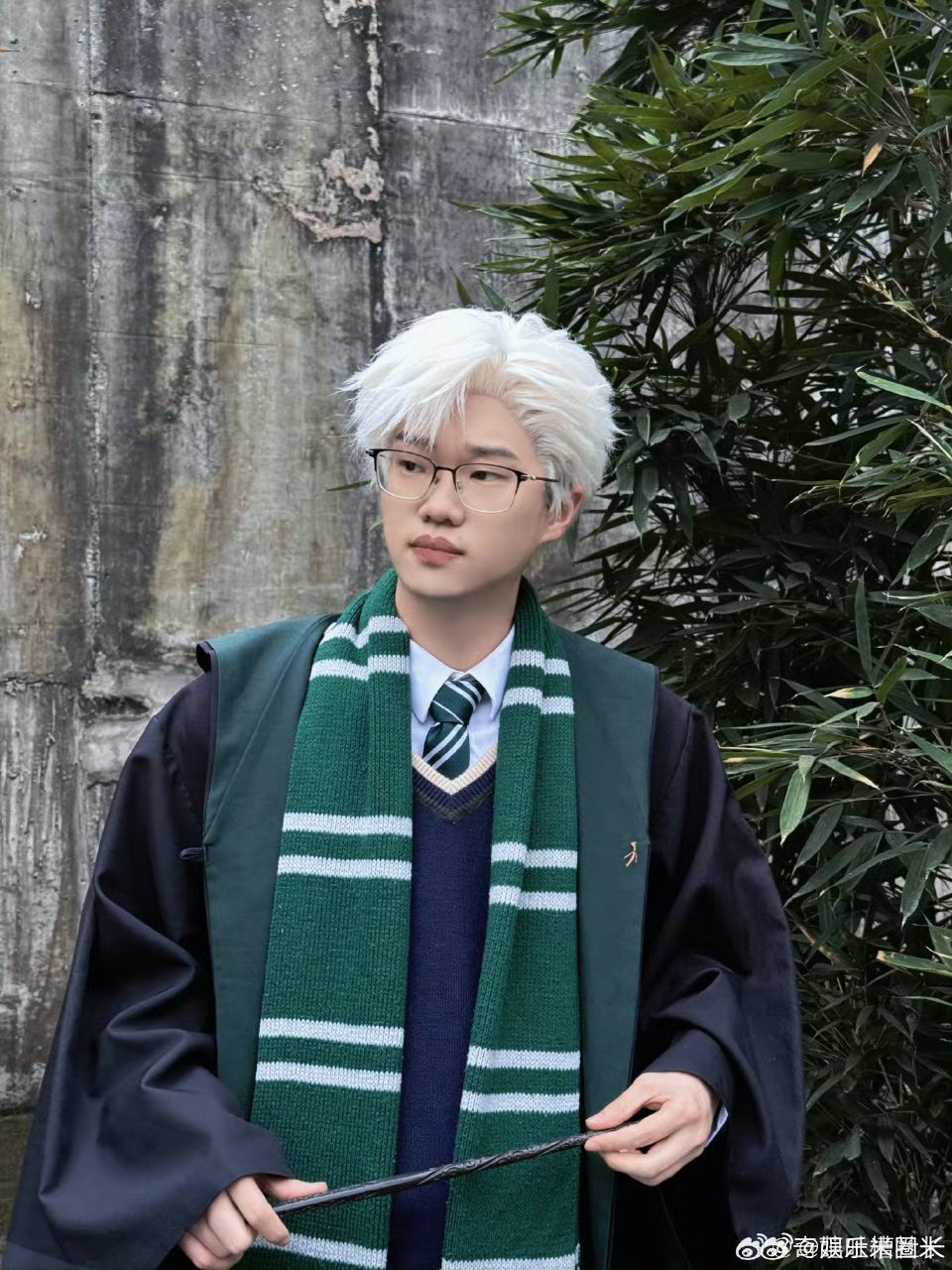 李飞白发造型谁懂李飞白发的魅力，帅气到移不开眼，颜值在赛道里超亮眼，不说话时氛围