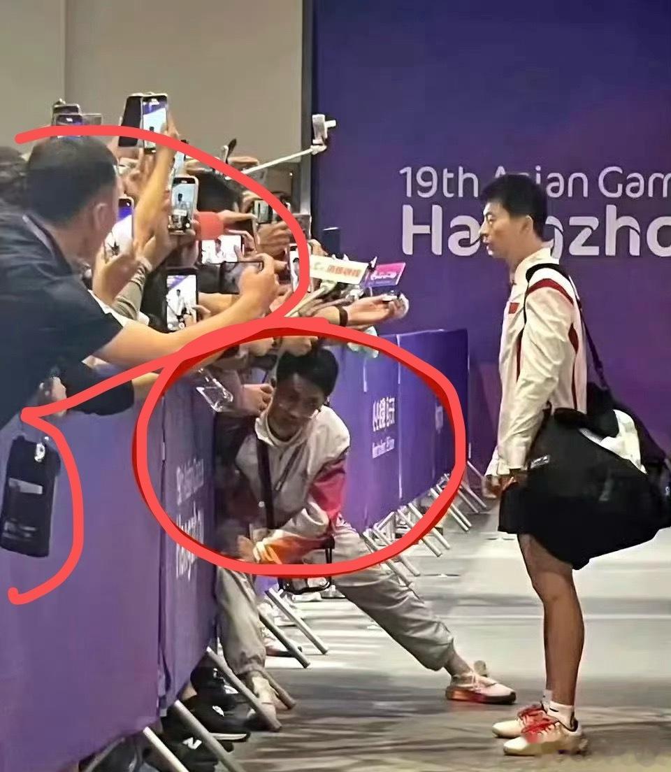 #亚运观察团#他（志愿者）扛下了一切~却没想到~他（马龙）还是为我停了[偷笑][