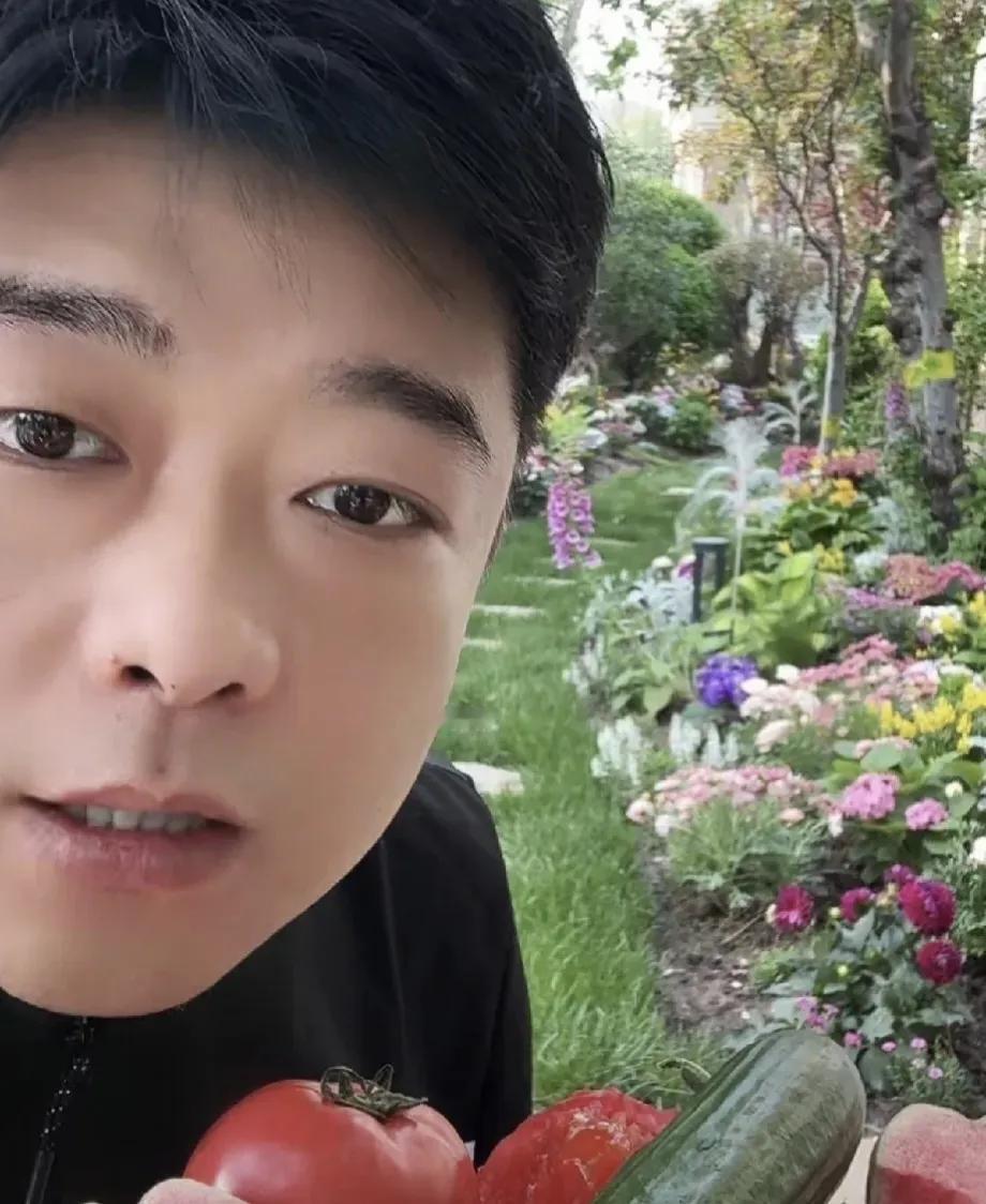 兰姐出差小董看家！兰姐身边的好员工，一跟着她就是好多年的那种
兰姐出差这些天，司