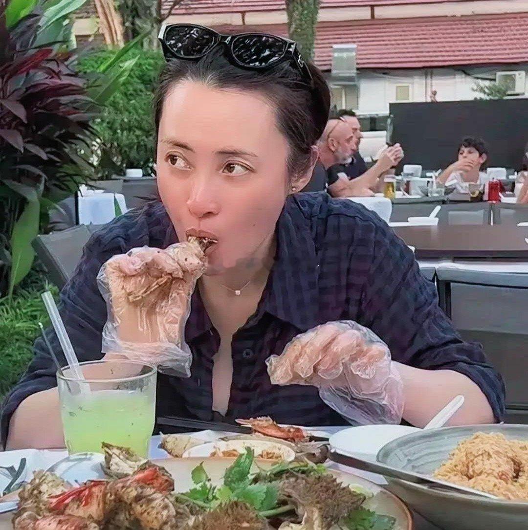 有网友在新加坡度假的时候碰到蒋勤勤了，她正在路边摊吃海鲜呢，看上去还是那么漂亮，