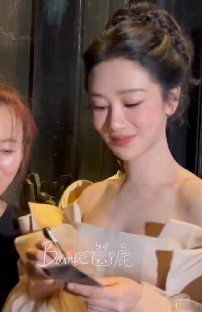 巴黎的杨紫单独开磨皮了  杨紫巴黎生图 这次巴黎珠宝展流出的全部都是无修路透，直
