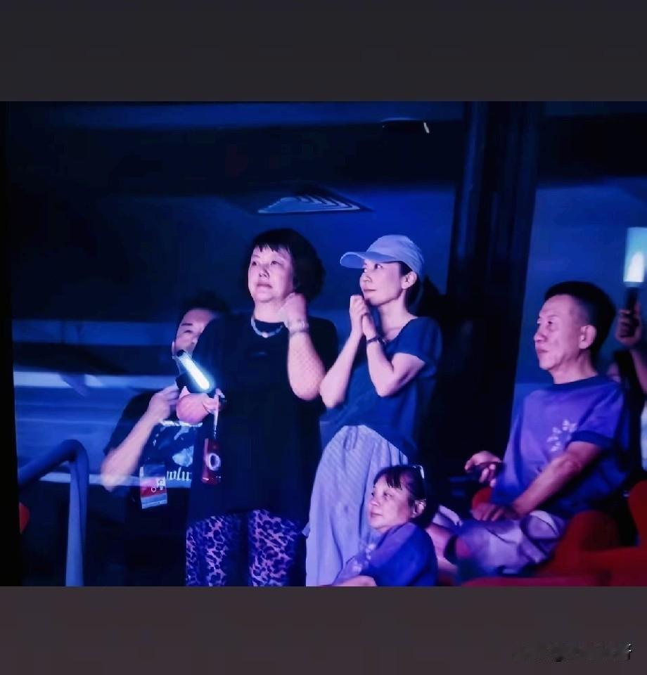 王菲现身谢霆锋鸟巢演唱会！素颜低调捧场，双向奔赴的23年情缘看哭全网
 
5月3