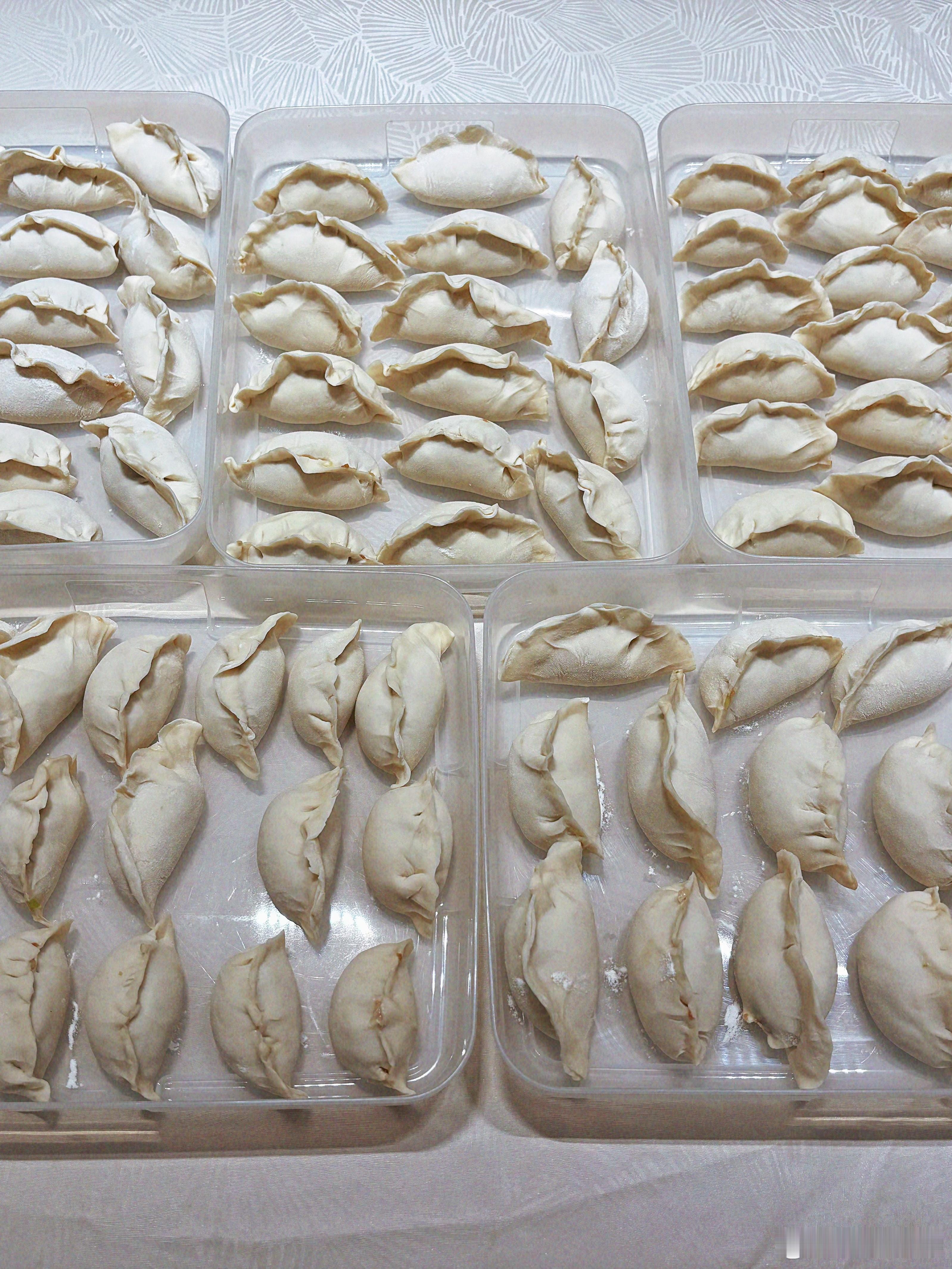 朋友们除夕快乐！马上马年啦，简单做个年夜饭～ 