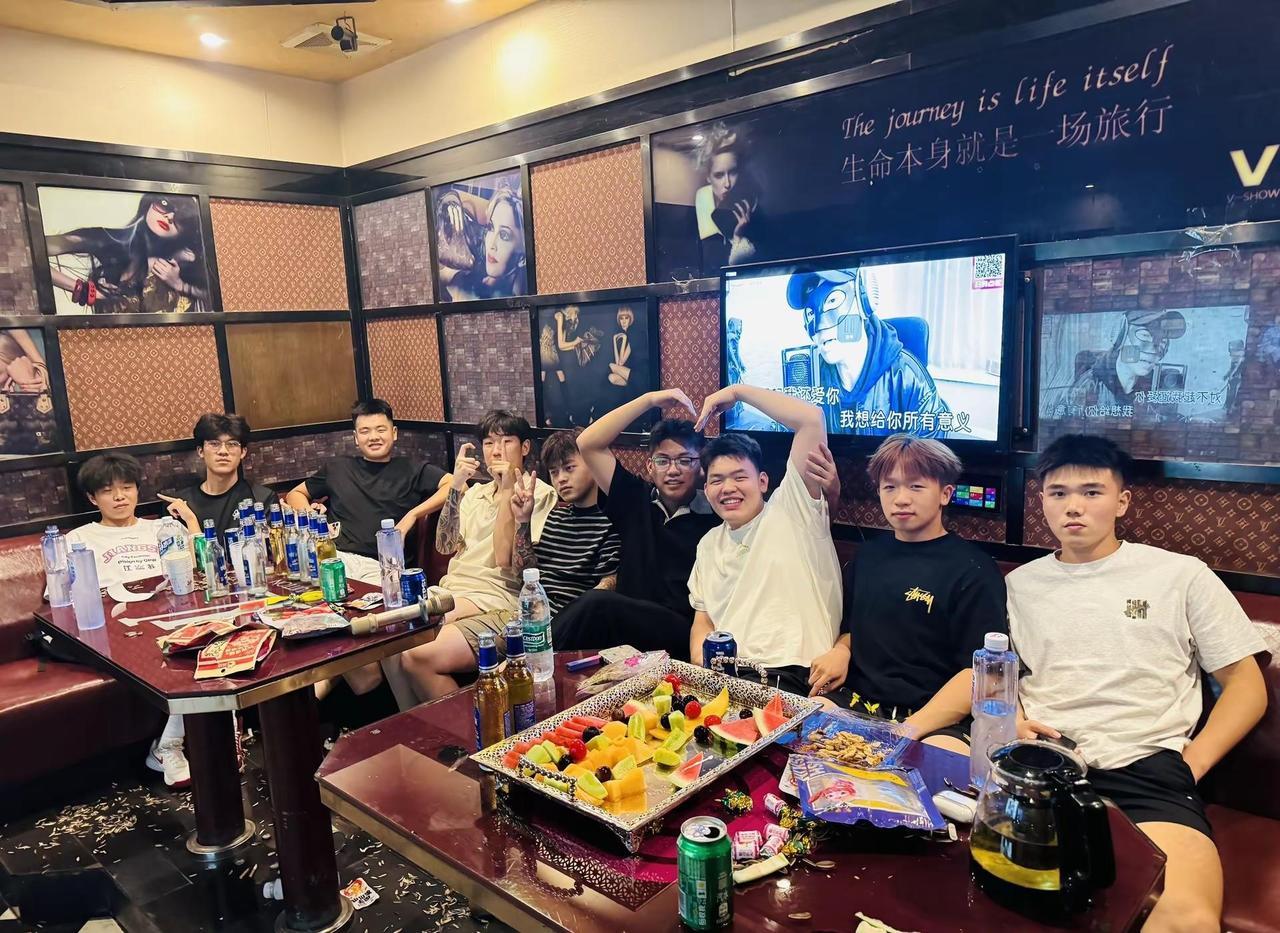 当一个故事要结束的时候，我们总会想起它的开始，就像现在这样～ 球队合影 沭BA 