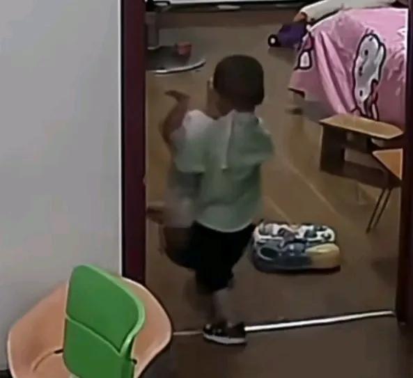 妈妈泡个奶的功夫，不料哥哥偷偷抱起妹妹去找妈妈，
只是哥哥力气太小，
抱不动妹妹