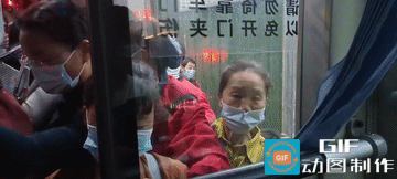 免费的敬老卡，沉重的社会成本？有人提出取消!？

想必许多城市居民都不陌生的场景