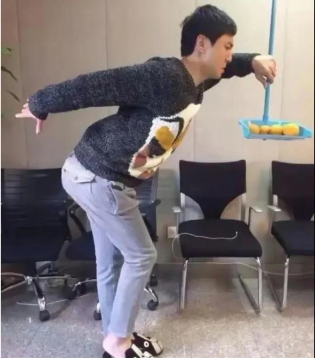 早期的沈腾，还是军艺校草时，颜值颇为出众，面容清秀，眼神灵动。他带着与生俱来的幽