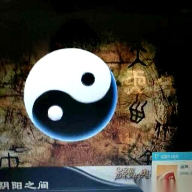 很多人都烦他，但几十年后，历史书上写到特朗普，可能就一句话。
他亲手把一张桌子给