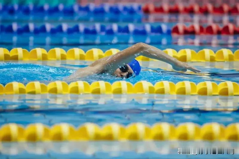 潘展乐最近比赛成绩下滑，好多网友就说他回不到巅峰了，这也太着急下结论了吧。
20