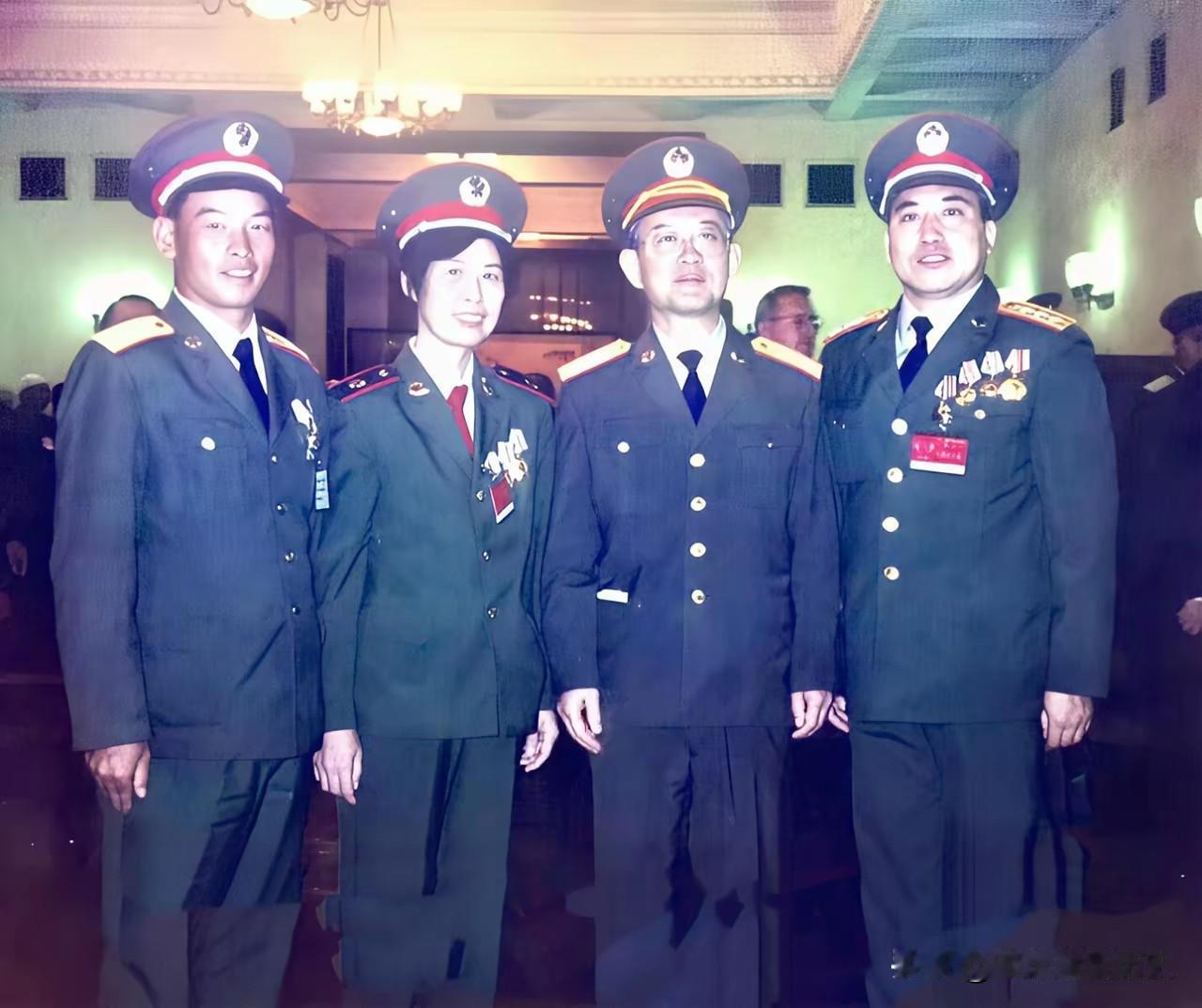 这帧珍贵照片定格了于永波上将在人民大会堂接见广州军区英模代表的一幕。
画面里，四