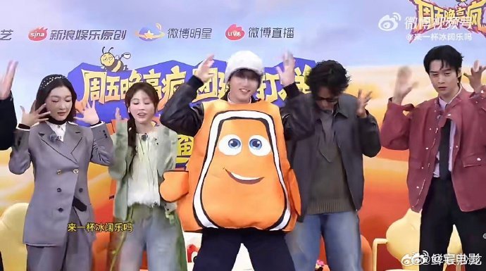 穆祉丞直播跳依赖摇周五晚高疯 小丑鱼穆祉丞上线，跳依赖摇萌翻全场！ 