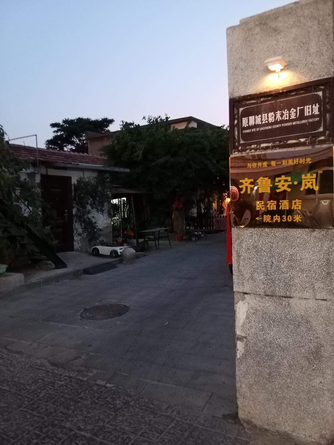 东昌府老城深处，完好留存着百年米市老街。
青石板印着漕运旧时光，老墙斑驳藏尽岁月
