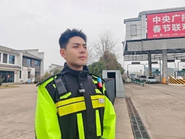 🔥 现实版小说男主？安徽00后收费员因颜值爆火，撞脸半个娱乐圈！ 🔥

最近