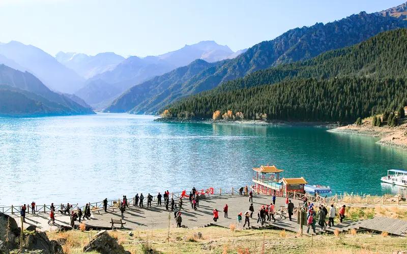她以“策马雪原”的飒爽形象走红网络，将昭苏县的冰天雪地变为“真金白银”，带动当地
