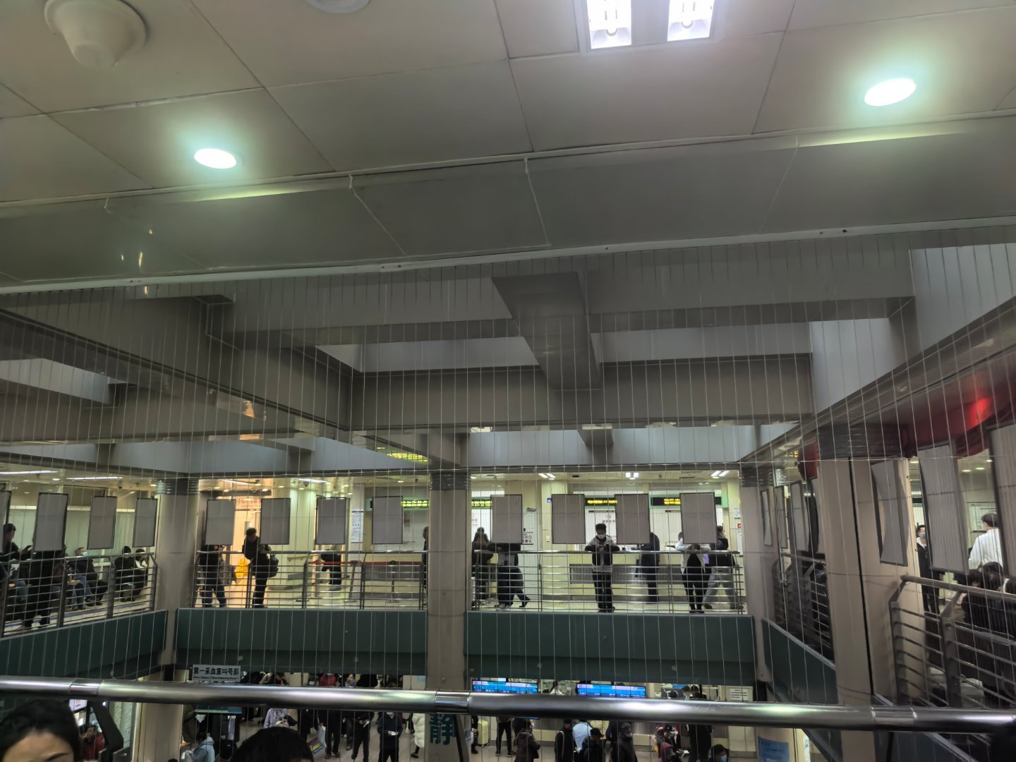 挂号的时候，窗口工作人员说你是不是患者本人呀我说不是，患者是我爷爷，他暂时不能来