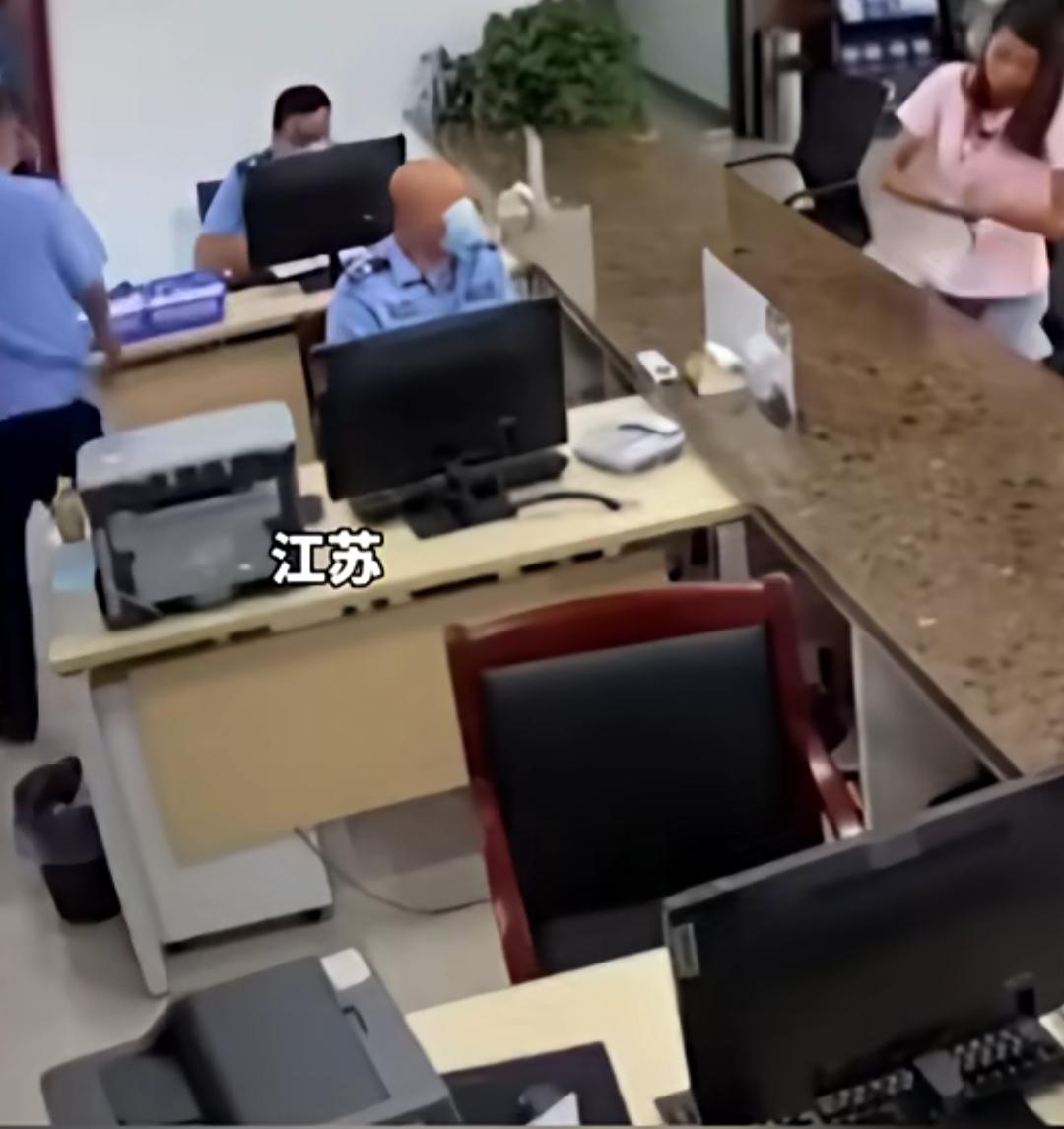 江苏，一名女子因家庭琐事陷入情绪崩溃，走进派出所向民警求助。可就在接完电话的瞬间
