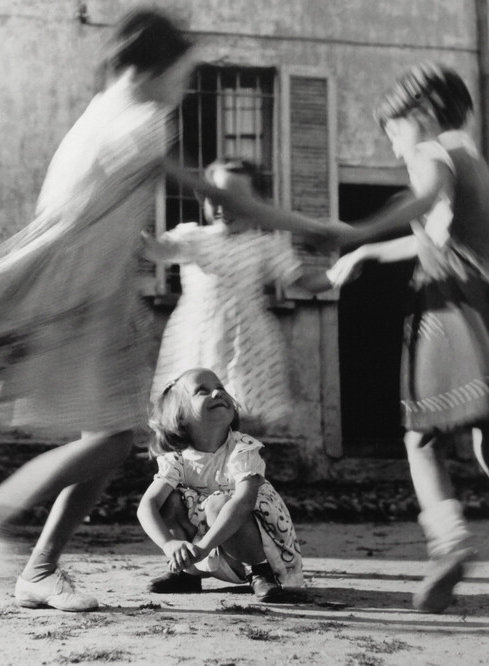 努力接近那些了解你，信任你，鼓励你的人，这对于你日后的成功具有莫大的影响。—— 