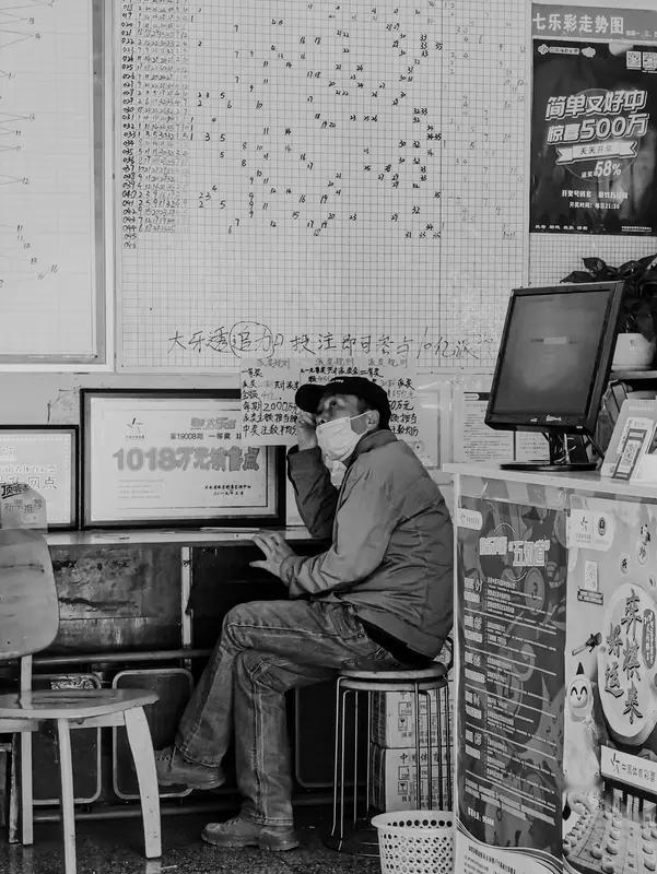 老板拒绝兑奖人性是最经不起考验的，尤其在面对利益关系时。最能看出一个人人品到底怎