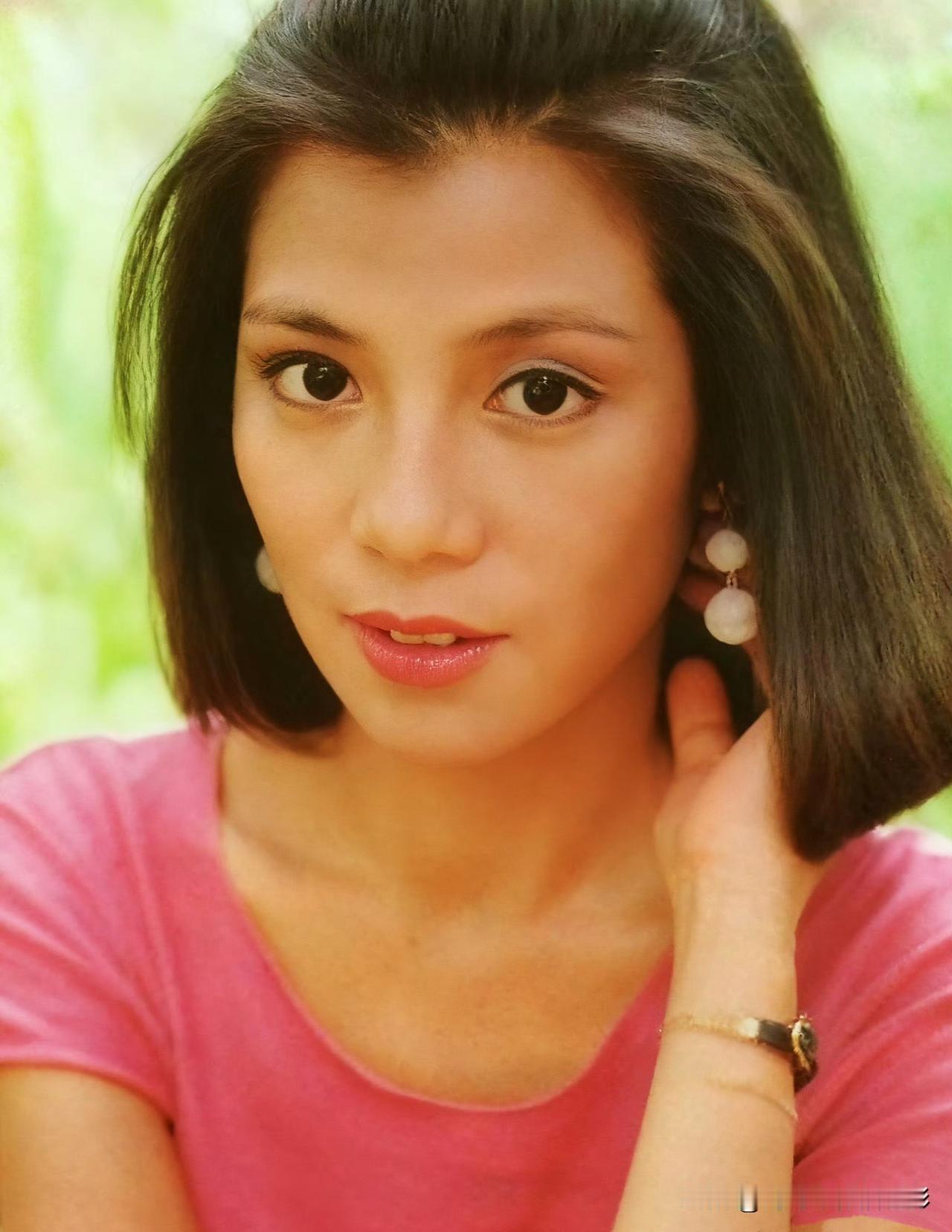 🧡是翁美玲啊。
她眼里有俏黄蓉的灵，
笑里带港风美人的甜，
旧照片里的一颦一笑