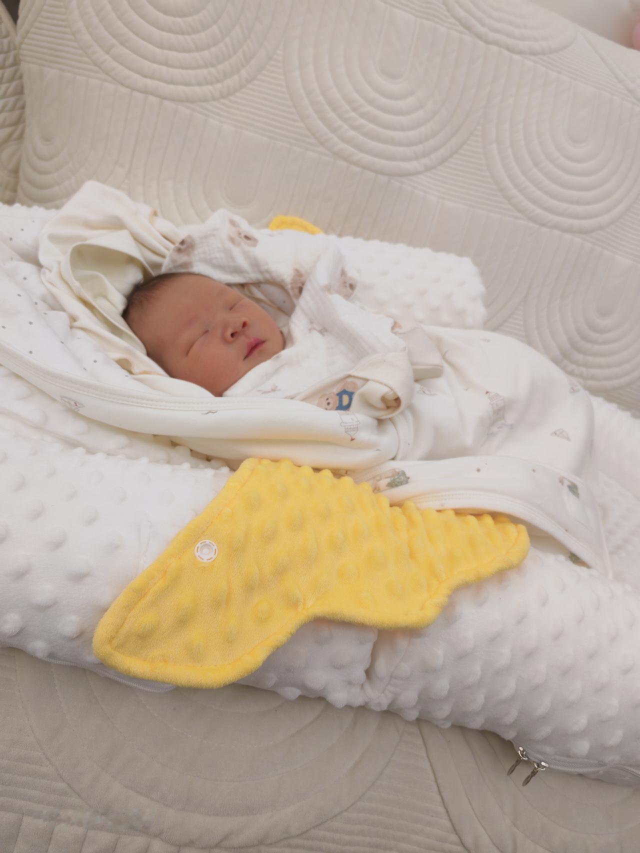 拍一张宝宝巨可爱的照片今年的一个喜事是：外甥出生了，他挺乖的，吃了睡，睡了吃，但