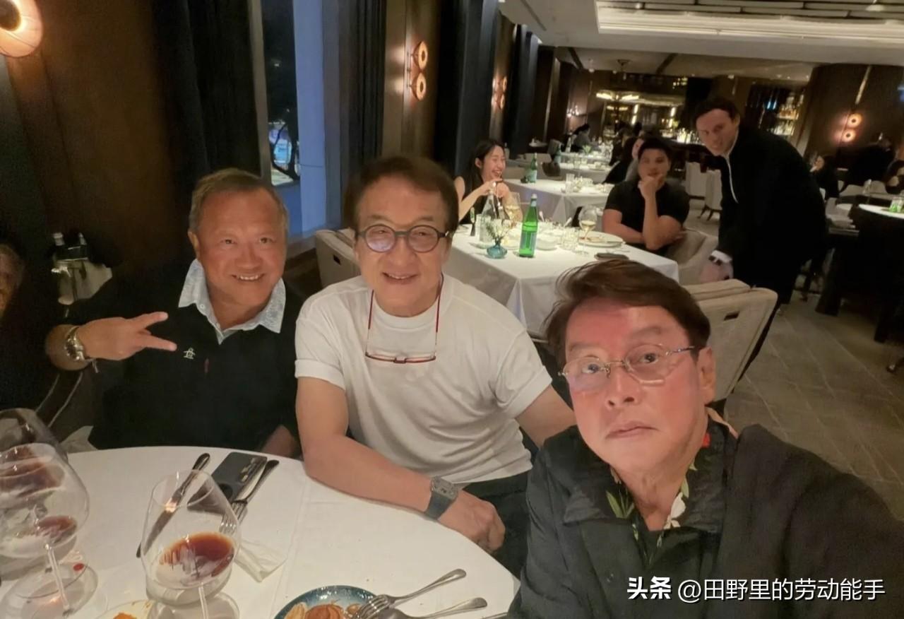看看你还能认识几位？
香港世纪饭局，一帮老友相聚，星光云集。一晃几十年，当年风华