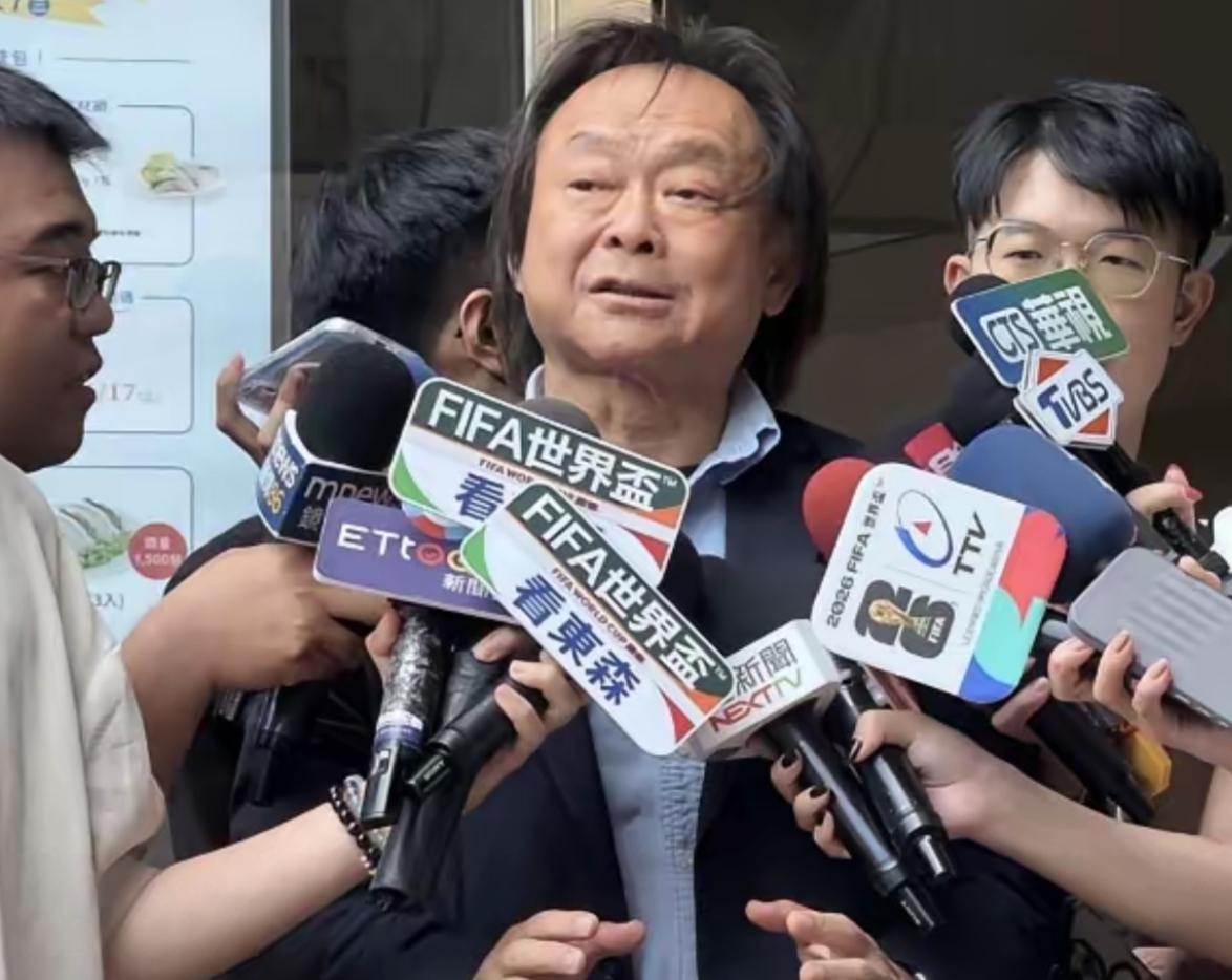 台湾民进党籍民意代表王世坚虽然也在耍滑头，但没有像其他民进党政治人物那样，逢中必