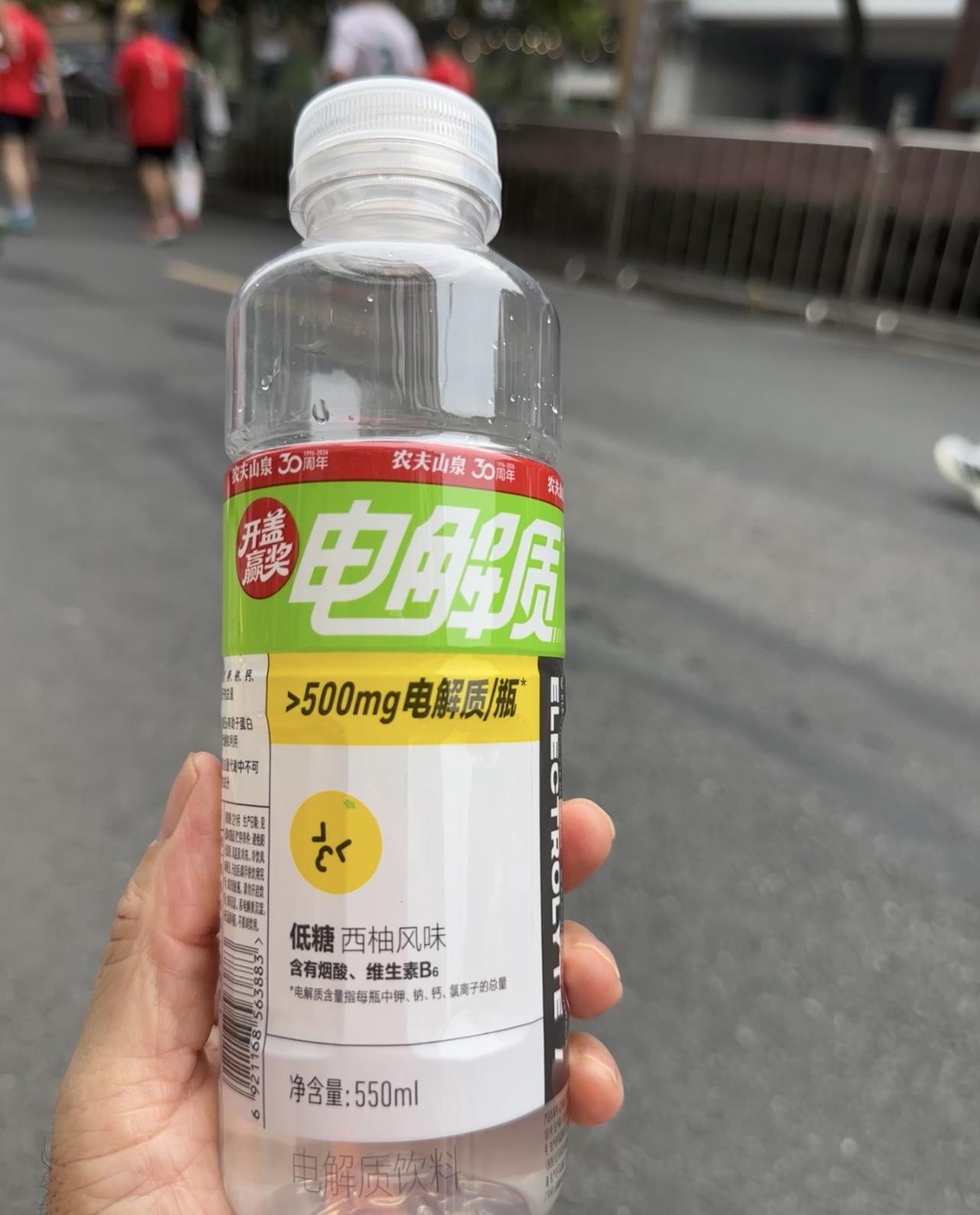 年过66，八天内第二场全程马拉松4小时15分完成。
         跑完马拉松