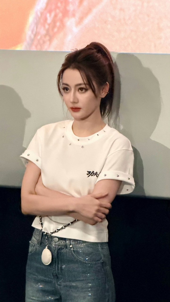 迪丽热巴听不懂粤语努力憋笑可可爱爱的迪丽热巴 