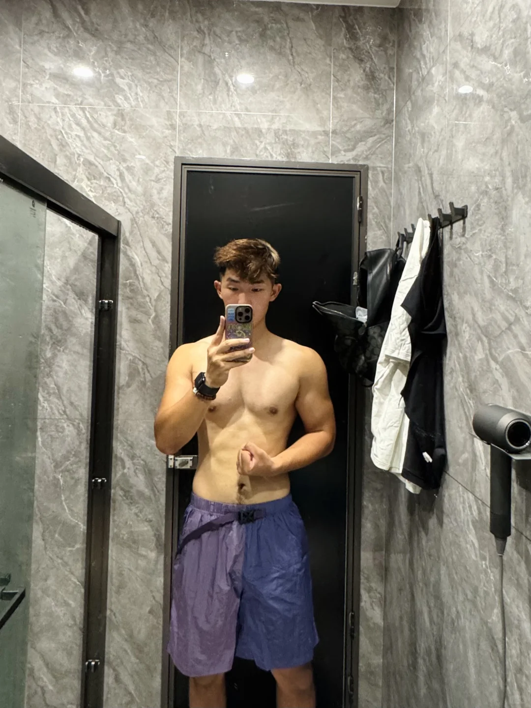 好奇穿紫色裤子…