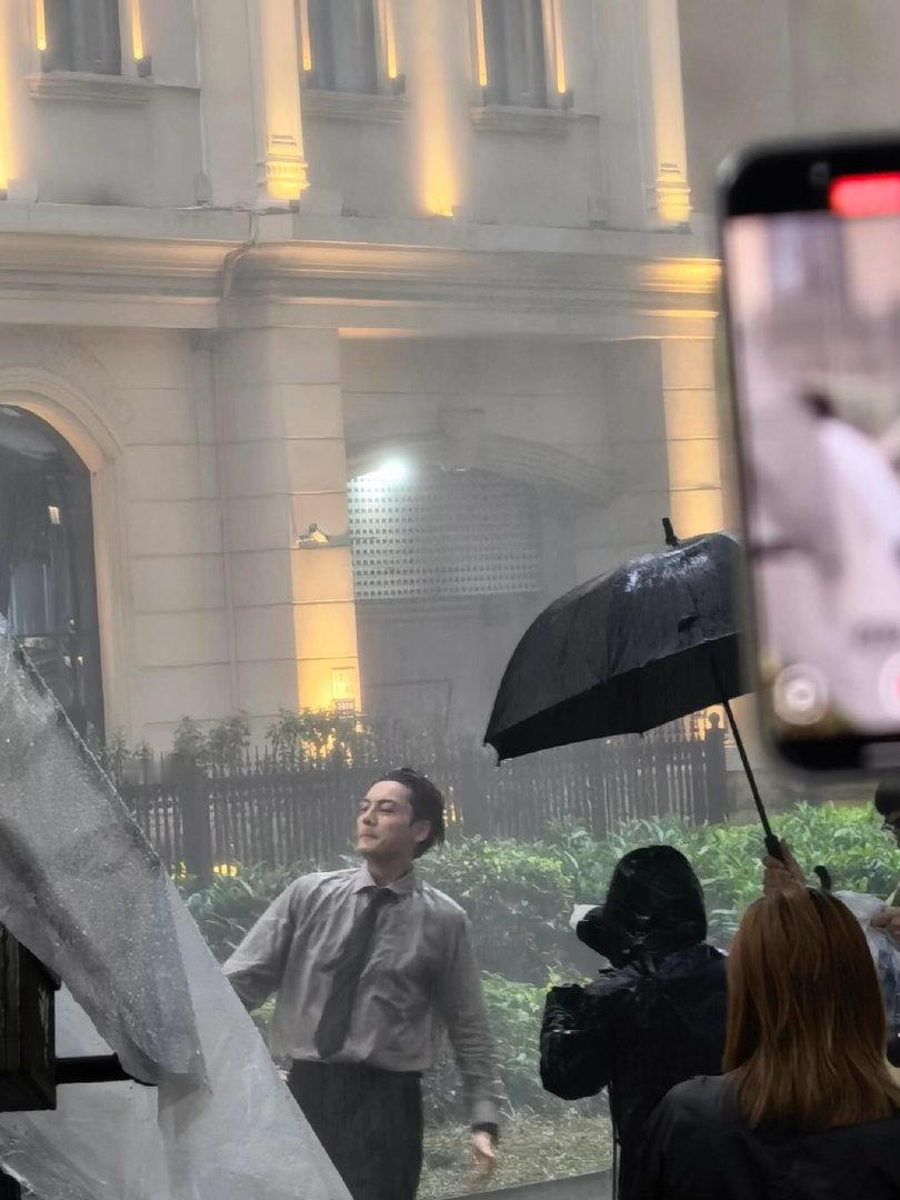陈伟霆钟楚曦 雨中舞+吻戏 