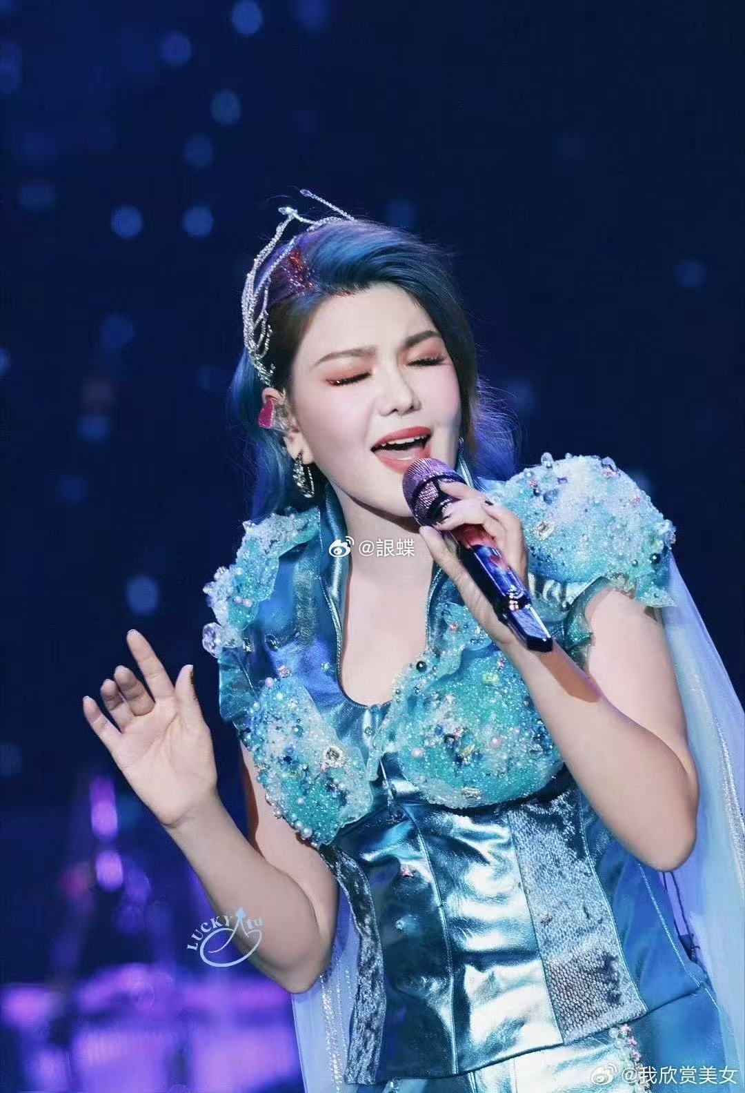 乌兰图雅贝斯首秀惊艳乌兰图雅摇滚范 跳出舒适区大胆尝试摇滚乐器，怀抱贝斯掌控舞台