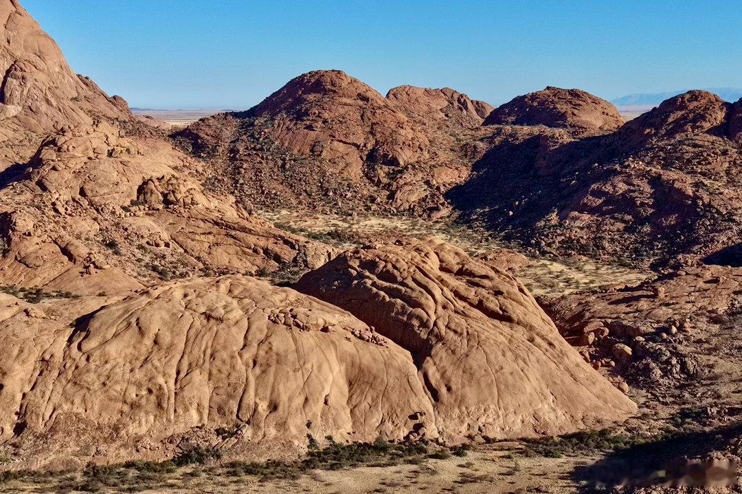 Spitzkoppe是纳米比亚西北部一组巨大的花岗岩穹丘，其中最高峰海拔约172