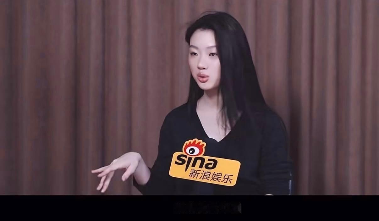 单依纯接受采访，总是充满自信，平时一定读了很多书。 ​​​