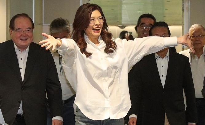 郑丽文离京返台，国民党“敲锣打鼓”般接机，和出发时的情况完全不一样！

4月12