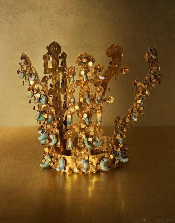 韩国拟赠特朗普金色王冠模型 李在明要送特朗普小金冠，感觉他的话真会私下戴一戴[d