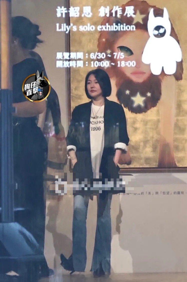 小S近照小S现身二女儿画展 ​​​29日，据台媒，小S和老公许雅钧昨日低调现身二