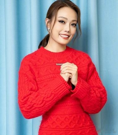 那英问容祖儿:“你都46岁了，怎么还不结婚呢？”容祖儿说:“我不着急，我觉得50