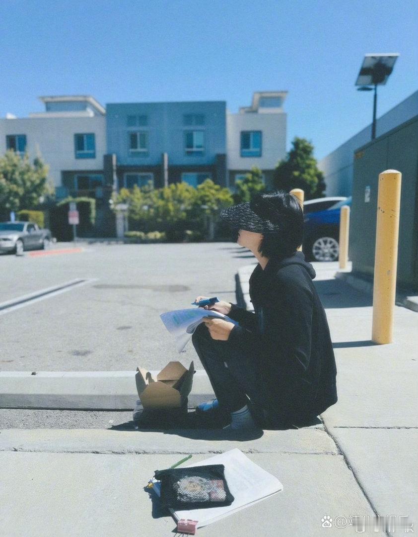 孙俪陪女儿小花上舞蹈课时，专门跑到室外晒太阳 